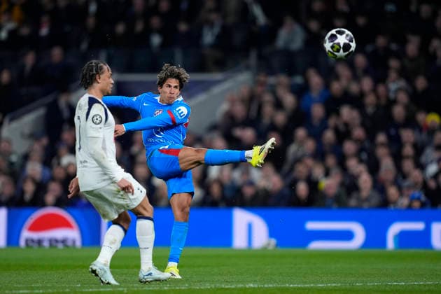 March 18, 2026, London, London, England: Giuliano Simeone of Atletico de Madrid and Xavi Simons of Tottenham Hotspur in action during the UEFA Champions League 2025 26 Round of 16 Second Leg match between Tottenham Hotspur and Atletico de Madrid at Tottenham Hotspur Stadium on March 18, 2026, in London, England. Tottenham Hotspur V Atletico De Madrid - UEFA Champions League 2025 26 Round Of 16 Second Leg  - ZUMAa181 20260318_zaa_a181_180 Copyright: xDennisxAgyemanx