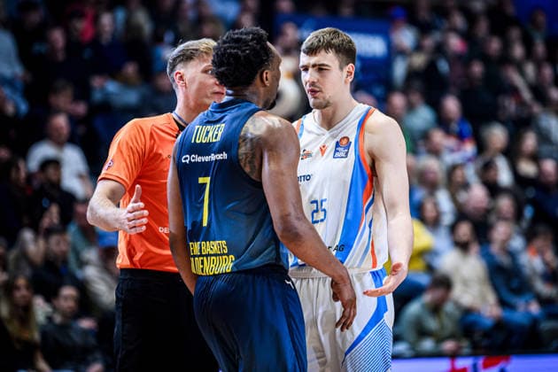 easycredit BBL Basketball Bundesliga 2025 2026 21 Matchday Catch-up 18 03 2026 Science City Jena vs EWE Baskets Oldenburg v li Dakarai Tucker Oldenburg in a small dispute with opponent Lorenz Bank Jena Sparkassen Arena