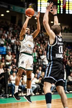 Urald King Gladiators Trier in duel with Niklas Wimberg Veolia Towers Hamburg , Vet Concept Gladiators Trier vs Veolia Towers Hamburg, Basketball, easyCredit BBL, 25 Matchday, Season 2025 2026, 18 03 2026 Vet Concept Gladiators Trier vs Veolia Towers Hamburg, Basketball, easyCredit BBL, 25 Matchday, Season 2025 2026, 18 03 2026 Copyright: xEibner-Pressefoto AlexanderxNeisx EP_ANS