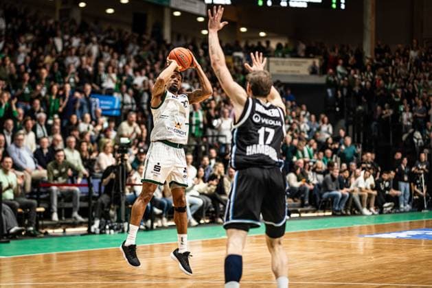 Urald King Gladiators Trier in duel with Niklas Wimberg Veolia Towers Hamburg , Vet Concept Gladiators Trier vs Veolia Towers Hamburg, Basketball, easyCredit BBL, 25 Matchday, Season 2025 2026, 18 03 2026 Vet Concept Gladiators Trier vs Veolia Towers Hamburg, Basketball, easyCredit BBL, 25 Matchday, Season 2025 2026, 18 03 2026 Copyright: xEibner-Pressefoto AlexanderxNeisx EP_ANS