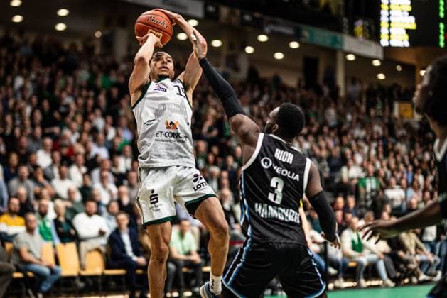 Jordan Roland Gladiators Trier in duel with Osaro Rich Veolia Towers Hamburg , Vet Concept Gladiators Trier vs Veolia Towers Hamburg, Basketball, easyCredit BBL, 25 Matchday, Season 2025 2026, 18 03 2026 Vet Concept Gladiators Trier vs Veolia Towers Hamburg, Basketball, easyCredit BBL, 25 Matchday, Season 2025 2026, 18 03 2026 Copyright: xEibner-Pressefoto AlexanderxNeisx EP_ANS
