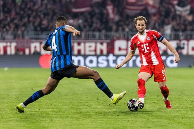 MUNICH GERMANY - MARCH 18: Harry Kane (FC Bayern Muenchen, 9) controls the ball against Isak Hien (Atalanta Bergamo, 4) during the UEFA Champions League match between FC Bayern Muenchen vs. Atalanta Bergamo at Allianz Arena at Round of 16 match of the UEFA Champions League on March 18, 2026 in Munich, Germany. Bavaria Germany Copyright: xSteffiexWunderlx