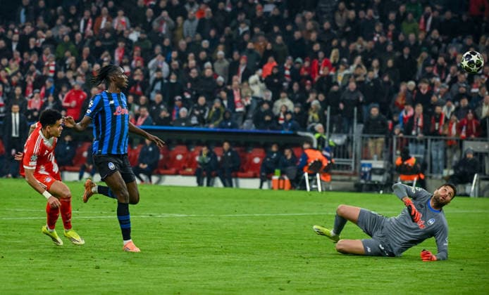 18 03 2026, xemx, Football UEFA Champions League, FC Bayern Muenchen Atalanta Bergamo v l Luis Diaz FC Bayern Muenchen Goal scored, erziehlt das Tor zum 4 0 DFL DFB REGULATIONS PROHIBIT ANY USE OF PHOTOGRAPHS as IMAGE SEQUENCES and or QUASI VIDEO Muenchen