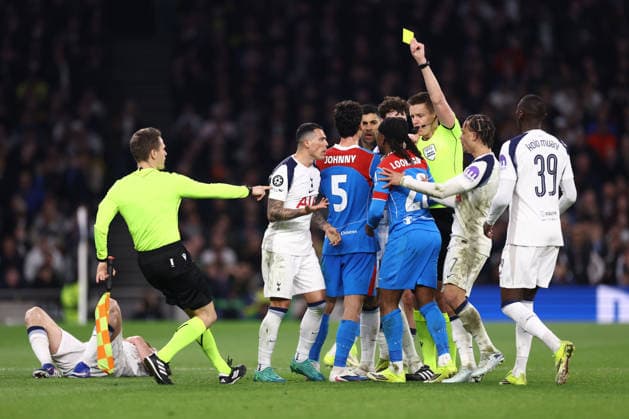 Tottenham Hotspur gegen Atletico De Madrid 18. März 2026, London UEFA-Champions-League-Achtelfinale Rückspiel Tottenham Hotspur gegen Atletico De Madrid Schiedsrichter Daniel Siebert eilt mit einer gelben Karte in der ausgestreckten Hand herbei, als eine Schlägerei zwischen den Spielern ausbricht Foto Jacques Feeney Offside London UK  Copyright: xJacquesxFeeneyx xOffsidexOffside