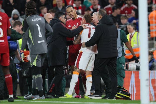 Liverpool FC v Galatasaray SK - UEFA Champions League 2025 26 Round of 16 Second Leg Virgil van Dijk of Liverpool looks on as Noa Lang of Galatasaray A.S is injured during the UEFA Champions League 2025 26 Round of 16 Second Leg match between Liverpool FC and Galatasaray SK at Anfield on March 18, 2026 in Liverpool, England. WARNING! This Photograph May Only Be Used For Newspaper And Or Magazine Editorial Purposes. May Not Be Used For Publications Involving 1 player, 1 Club Or 1 Competition Without Written Authorisation From Football DataCo Ltd. For Any Queries, Please Contact Football DataCo Ltd on +44 (0) 207 864 9121 Liverpool Anfield England United Kingdom Copyright: xAllstarxPicturexLibraryxLtdx