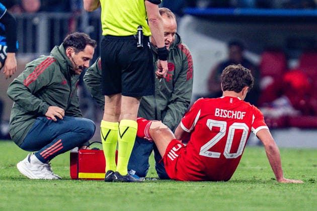 18 03 2026, FC Bayern München vs Atalanta Bergamo, UEFA Champions League, Round of 16 second leg Tom Bischof FC Bayern Muenchen, 20 injured on the ground Injury Regulations prohibit any use of photographs as image sequences and or quasi video Copyright: xBahhoxKarax