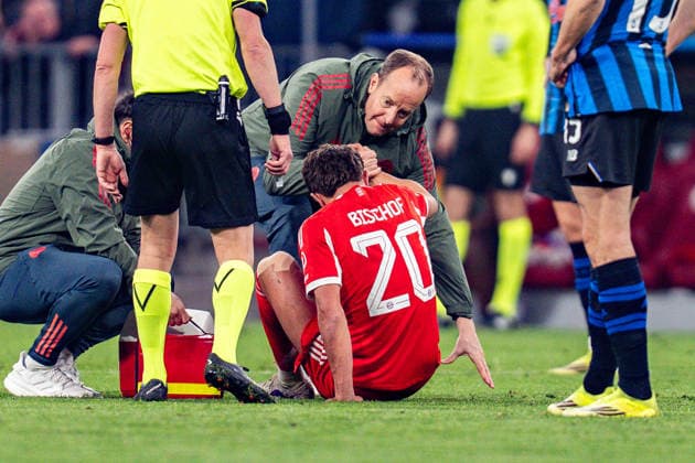 18 03 2026, FC Bayern München vs Atalanta Bergamo, UEFA Champions League, Round of 16 second leg Tom Bischof FC Bayern Muenchen, 20 injured on the ground Injury Regulations prohibit any use of photographs as image sequences and or quasi video Copyright: xBahhoxKarax