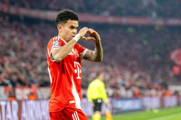 Goal celebration for 4 0, Luis Diaz 14 FC Bayern Muenchen , shows a heart, FC Bayern Muenchen vs Atalanta Bergamo, Football, UEFA Champions League, Round of 16 second leg, 18 03 2026 DFB regulations prohibit any use of photographs as image sequences and or quasi video Muenchen Bayern Germany Copyright: xkolbert-press UlrichxGamelx