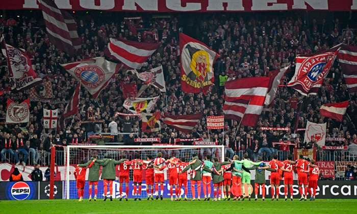 18 03 2026, Football UEFA Championsleague 2025 2026 Round of 16 second leg, FC Bayern Munich Atalanta Bergamo, in the Allianz Arena Munich, The Bayern players celebrate in front of the south curve DFL and DFB regulations prohibit any use of photographs as image sequences and or quasi video