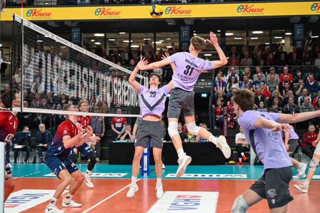 18 03 2026, xdobgx, Volleyball Volleyball Bundesliga VBL, SVG Lüneburg VC Olympia Berlin v l Julius Straube VCO Berlin, 29 , Laurenz Schlenstedt VCO Berlin, 31 on the attack, attack shot, spike, spikes the ball, attack Lüneburg