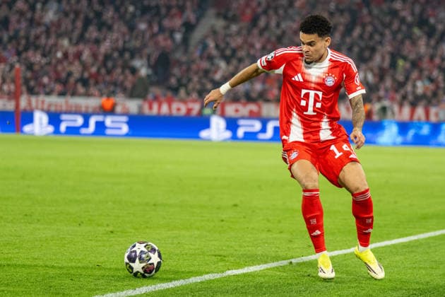Luis Diaz 14 FC Bayern Muenchen stops the ball before it goes out, FC Bayern Muenchen vs Atalanta Bergamo, Football, UEFA Champions League, Round of 16 second leg, 18 03 2026 DFB regulations prohibit any use of photographs as image sequences and or quasi video Muenchen Bayern Germany Copyright: xkolbert-press UlrichxGamelx