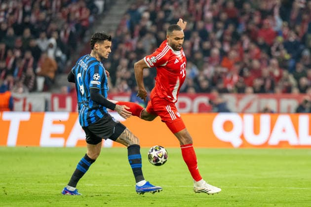 Gianluca Scamacca 9 Atalanta Bergamo in duel with Jonathan Tah 4 FC Bayern Muenchen , FC Bayern Muenchen vs Atalanta Bergamo, Fußball, UEFA Champions League, Achtelfinale Rueckspiel, 18 03 2026 DFB regulations prohibit any use of photographs as image sequences and or quasi video Muenchen Bayern Germany Copyright: xkolbert-press UlrichxGamelx