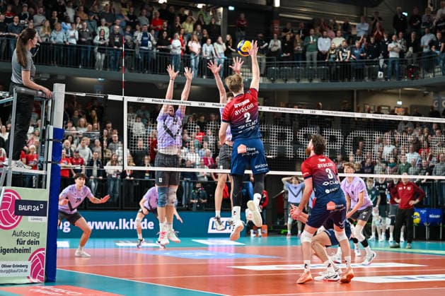 18 03 2026, xdobgx, Volleyball Volleyball Bundesliga VBL, SVG Lüneburg VC Olympia Berlin v l Neo Laumann SVG Lüneburg, 13 on defense attempt, defense, defense, dig, Daniel Gruvaeus SVG Lüneburg, 2 on attack, attack shot, spike, spikes the ball, attack Lüneburg