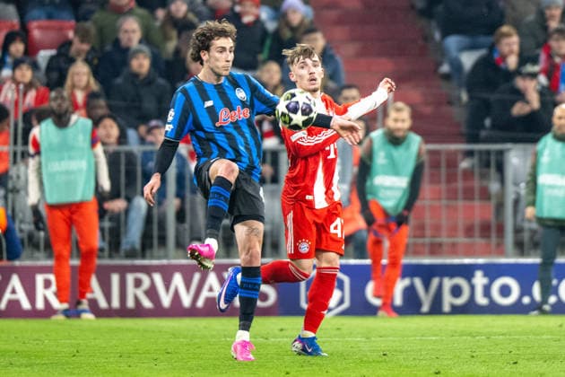Isak Hien 4 Atalanta Bergamo in duel with Karl Lennart 42 FC Bayern Muenchen , FC Bayern Muenchen vs Atalanta Bergamo, Fußball, UEFA Champions League, Achtelfinale Rueckspiel, 18 03 2026 DFB regulations prohibit any use of photographs as image sequences and or quasi video Muenchen Bayern Germany Copyright: xkolbert-press UlrichxGamelx