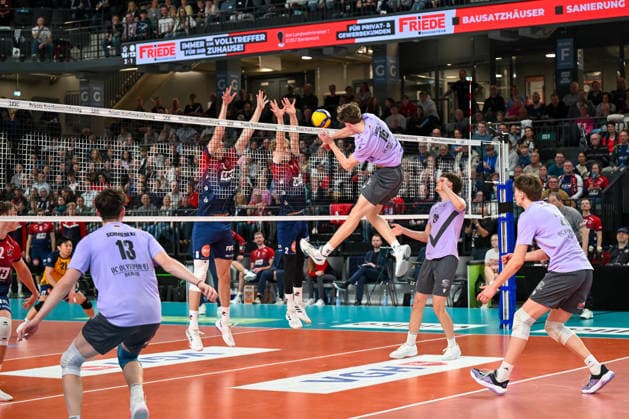 18 03 2026, xdobgx, Volleyball Volleyball Bundesliga VBL, SVG Lüneburg VC Olympia Berlin v l Leonas Fritsche VCO Berlin, 16 on the attack, attack shot, spike, spikes the ball, attack Lüneburg
