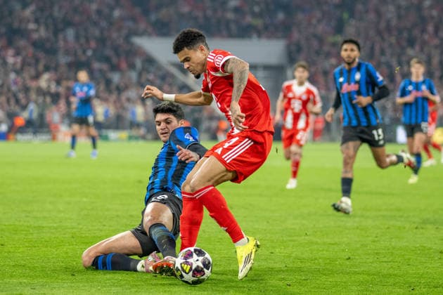 Raoul Bellanova 16 Atalanta Bergamo in duel with Luis Diaz 14 FC Bayern Muenchen , FC Bayern Muenchen vs Atalanta Bergamo, Fußball, UEFA Champions League, Achtelfinale Rueckspiel, 18 03 2026 DFB regulations prohibit any use of photographs as image sequences and or quasi video Muenchen Bayern Germany Copyright: xkolbert-press UlrichxGamelx