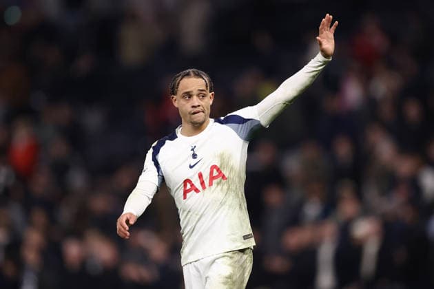 Tottenham Hotspur gegen Atletico De Madrid 18. März 2026, London UEFA Champions League Achtelfinale Tottenham Hotspur gegen Atletico De Madrid Xavi Simons von Tottenham Hotspur hält den Fans die Hand hin, nachdem sie aus der Champions League ausgeschieden sind Foto Jacques Feeney Offside London UK  Copyright: xJacquesxFeeneyx xOffsidexOffside