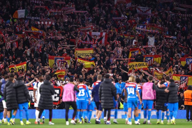 Tottenham Hotspur gegen Atletico De Madrid 18. März 2026, London UEFA Champions League Achtelfinal-Rückspiel Tottenham Hotspur gegen Atletico De Madrid Atletico Madrid feiert den Gesamtsieg mit seinen Fans Foto Jacques Feeney Offside London UK  Copyright: xJacquesxFeeneyx xOffsidexOffside