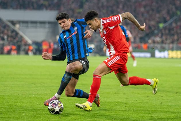 Raoul Bellanova 16 Atalanta Bergamo in duel with Luis Diaz 14 FC Bayern Muenchen , FC Bayern Muenchen vs Atalanta Bergamo, Fußball, UEFA Champions League, Achtelfinale Rueckspiel, 18 03 2026 DFB regulations prohibit any use of photographs as image sequences and or quasi video Muenchen Bayern Germany Copyright: xkolbert-press UlrichxGamelx
