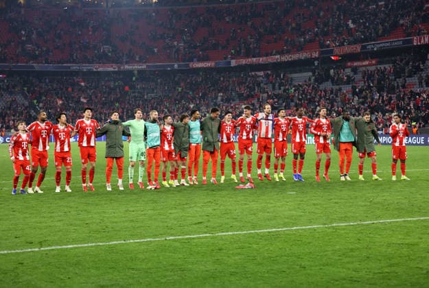 Football, Men, Champions League, Season 2025 2026, FC Bayern Munich Atalanta Bergamo, Round of 16 second leg, Allianz Arena The FC Bayern Munich team celebrating in front of the South Curve after the match