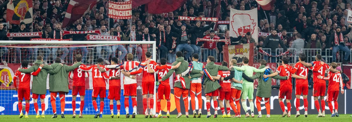 The FC Bayern Muenchen team with the fans, FC Bayern Muenchen vs Atalanta Bergamo, Football, UEFA Champions League, Round of 16 second leg, 18 03 2026 DFB regulations prohibit any use of photographs as image sequences and or quasi video Muenchen Bayern Germany Copyright: xkolbert-press UlrichxGamelx