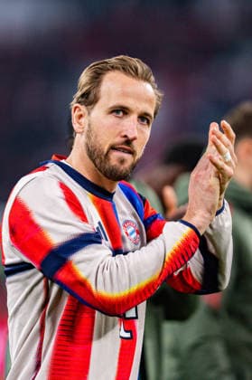 18 03 2026, FC Bayern München vs Atalanta Bergamo, UEFA Champions League, round of 16 second leg Harry Kane FC Bayern Muenchen, 9 clapping with the fans after the final whistle Regulations prohibit any use of photographs as image sequences and or quasi video Copyright: xBahhoxKarax