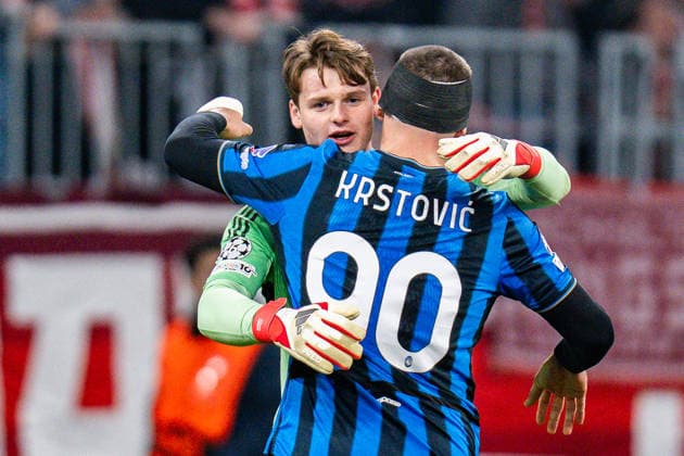 18 03 2026, FC Bayern München vs Atalanta Bergamo, UEFA Champions League, Round of 16 second leg Jonas Urbig FC Bayern Muenchen, 40 Nikola Krstovic Atalanta Bergamo Regulations prohibit any use of photographs as image sequences and or quasi video Copyright: xBahhoxKarax