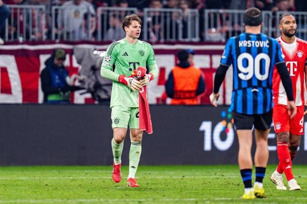 18 03 2026, FC Bayern München vs Atalanta Bergamo, UEFA Champions League, Round of 16 second leg Jonas Urbig FC Bayern Muenchen, 40 Nikola Krstovic Atalanta Bergamo Regulations prohibit any use of photographs as image sequences and or quasi video Copyright: xBahhoxKarax