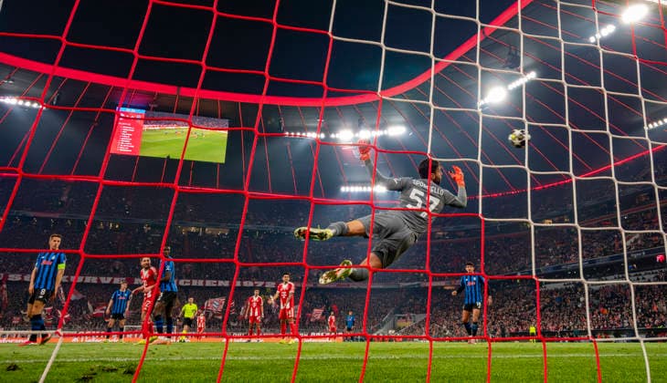 18 03 2026, Football UEFA Championsleague 2025 2026 Round of 16 second leg, FC Bayern Munich Atalanta Bergamo, in the Allianz Arena Munich, goalkeeper Marco Sportiello Atalanta Bergamo rushes after the ball when conceding a goal DFL and DFB regulations prohibit any use of photographs as image sequences and or quasi video