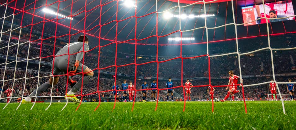 18 03 2026, Football UEFA Championsleague 2025 2026 Round of 16 second leg, FC Bayern Munich Atalanta Bergamo, in the Allianz Arena Munich, Goal kick by Harry Kane re, FC Bayern Munich by hand penalty to 1 0 li Goalkeeper Marco Sportiello Atalanta Bergamo DFL and DFB regulations prohibit any use of photographs as image sequences and or quasi video