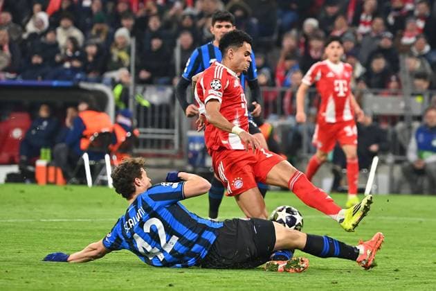 Luis DIAZ Bayern Muenchen , action,duel against Giorgio SCALVINI Bergamo Football Champions League,season 2025 26, round of 16 FC Bayern Muenchen Atalanta Bergamo 4 1 on 18 03 2026 A L L I A N Z A R E N A