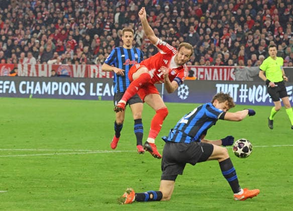 9 Harry Kane FCB vs 42 Giorgio Scalvini Atalanta Bergamo Action, duel, football FC Bayern Munich Atalanta Bergamo B C UEFA Champions League 18 03 2026 Allianz Arena PHOTO Mladen Lackovic LakoPress
