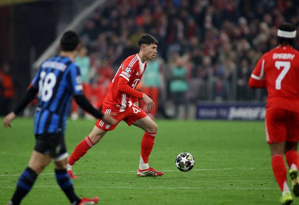 Football, Men, Champions League, Season 2025 2026, FC Bayern Munich Atalanta Bergamo, Round of 16 second leg, Allianz Arena Filip Pavic FC Bayern Munich with ball in run