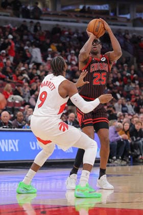 CHICAGO, IL - MARCH 18: Jalen Smith 25 of the Chicago Bulls shoots the ball over RJ Barrett 9 of the Toronto Raptors during the first half on March 18, 2026 at the United Center in Chicago, Illinois. (Photo by Melissa Tamez Icon Sportswire) NBA, Basketball Herren, USA MAR 18 Toronto Raptors at Chicago Bulls EDITORIAL USE ONLY Icon260318002