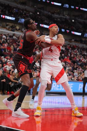 CHICAGO, IL - MARCH 18: Scottie Barnes 4 of the Toronto Raptors boxes out Jalen Smith 25 of the Chicago Bulls during the first half on March 18, 2026 at the United Center in Chicago, Illinois. (Photo by Melissa Tamez Icon Sportswire) NBA, Basketball Herren, USA MAR 18 Toronto Raptors at Chicago Bulls EDITORIAL USE ONLY Icon260318006