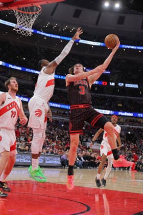 CHICAGO, IL - MARCH 18: Josh Giddey 3 of the Chicago Bulls shoots the ball during the first half against the Toronto Raptors on March 18, 2026 at the United Center in Chicago, Illinois. (Photo by Melissa Tamez Icon Sportswire) NBA, Basketball Herren, USA MAR 18 Toronto Raptors at Chicago Bulls EDITORIAL USE ONLY Icon260318009