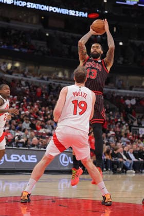 CHICAGO, IL - MARCH 18: Nick Richards 13 of the Chicago Bulls shoots the ball over Jakob Poeltl 19 of the Toronto Raptors during the first half on March 18, 2026 at the United Center in Chicago, Illinois. (Photo by Melissa Tamez Icon Sportswire) NBA, Basketball Herren, USA MAR 18 Toronto Raptors at Chicago Bulls EDITORIAL USE ONLY Icon260318010