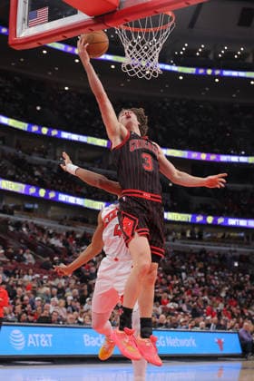 CHICAGO, IL - MARCH 18: Josh Giddey 3 of the Chicago Bulls drives to the basket for a layup during the first half against the Toronto Raptors on March 18, 2026 at the United Center in Chicago, Illinois. (Photo by Melissa Tamez Icon Sportswire) NBA, Basketball Herren, USA MAR 18 Toronto Raptors at Chicago Bulls EDITORIAL USE ONLY Icon260318014