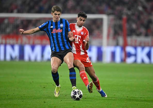 duel, action Charles De Ketelaere Atalanta BC Bergamo 17 vs Aleksandar Pavlovic FC Bayern Muenchen FCB 45 FC Bayern Muenchen FCB vs Atalanta Bergamo CL Champions League Round of 16 second leg 18 03 2026 DFL REGULATIONS PROHIBIT ANY USE OF PHOTOGRAPHS AS IMAGE SEQUENCES AND OR QUASI VIDEO FC Bayern Muenchen FCB vs Atalanta Bergamo