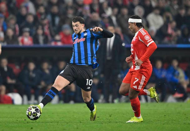 One-on-one, action Nicolo Zaniolo Atalanta BC Bergamo 10 vs Serge Gnabry FC Bayern Muenchen FCB 07 FC Bayern Muenchen FCB vs Atalanta Bergamo CL Champions League Round of 16 second leg 18 03 2026 DFL REGULATIONS PROHIBIT ANY USE OF PHOTOGRAPHS AS IMAGE SEQUENCES AND OR QUASI VIDEO FC Bayern Muenchen FCB vs Atalanta Bergamo