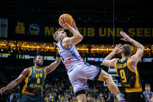 Basketball Berlin 18 03 2026 FIBA Champions League Round Of 16 Alba Berlin AEK Athens Sam Griesel Alba Berlin, No 05 RaiQuan Gray AEK Athens, No 00 Lukas Lekavicius AEK Athens, No 09