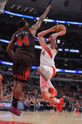CHICAGO, IL - MARCH 18: Patrick Williams 44 of the Chicago Bulls plays defense against Sandro Mamukelashvili 54 of the Toronto Raptors during the second half on March 18, 2026 at the United Center in Chicago, Illinois. (Photo by Melissa Tamez Icon Sportswire) NBA, Basketball Herren, USA MAR 18 Toronto Raptors at Chicago Bulls EDITORIAL USE ONLY Icon260318023