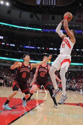 CHICAGO, IL - MARCH 18: Garrett Temple 17 of the Toronto Raptors shoots the ball over Yuki Kawamura 8 of the Chicago Bulls during the second half on March 18, 2026 at the United Center in Chicago, Illinois. (Photo by Melissa Tamez Icon Sportswire) NBA, Basketball Herren, USA MAR 18 Toronto Raptors at Chicago Bulls EDITORIAL USE ONLY Icon260318025