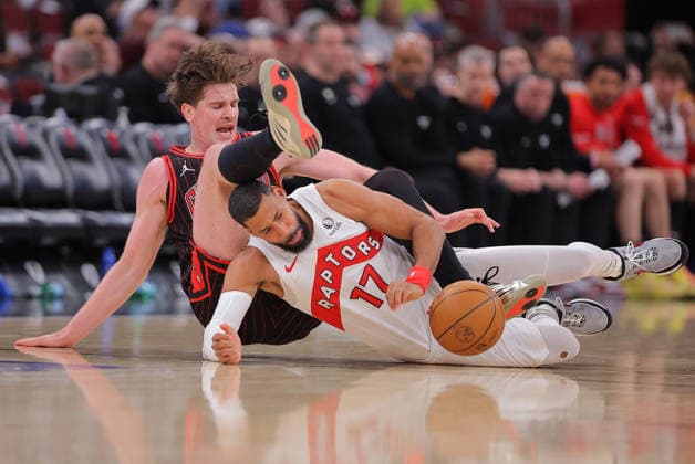 CHICAGO, IL - MARCH 18: Garrett Temple 17 of the Toronto Raptors and Lachlan Olbrich 47 of the Chicago Bulls during the second half on March 18, 2026 at the United Center in Chicago, Illinois. (Photo by Melissa Tamez Icon Sportswire) NBA, Basketball Herren, USA MAR 18 Toronto Raptors at Chicago Bulls EDITORIAL USE ONLY Icon260318029