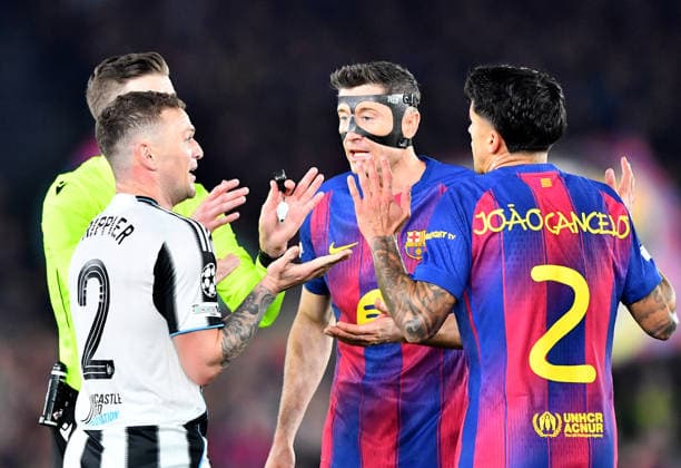 FC Barcelona, Barca v Newcastle United, UEFA Champions League, Football, Camp Nou, Barcelona, SP - 18 Mar 2026 Kieran Trippier of Newcastle United argues with Robert Lewandowski of Barcelona and Joao Cancelo of Barcelona. Barcelona Camp Nou Barcelona SP, UK NEWSPAPERS OUT Copyright: xMarkxEnfieldx