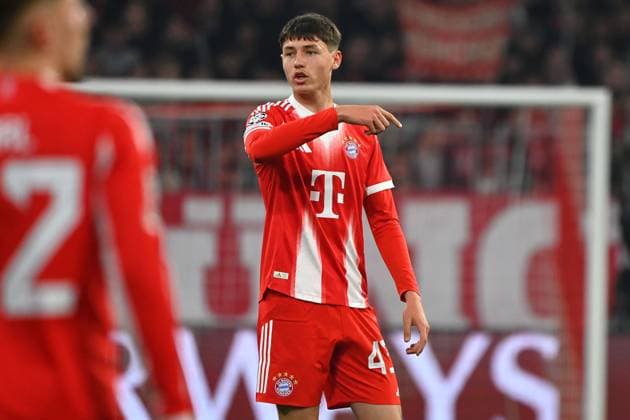 Filip PAVIC Bayern Muenchen , gestures,gives instructions,action,single image,cropped single motif,half figure,half figure Football Champions League,season 2025 26, round of 16 FC Bayern Muenchen Atalanta Bergamo 4 1 on 18 03 2026 A L L I A N Z A R E N A