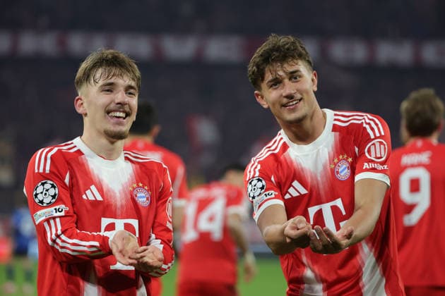 18 03 2026, FC Bayern vs Atlanta Bergamo, Allianz Arena Muenchen, Football, Sport, in the picture Lennart Karl FC Bayern Muenchen and Tom Bischof FC Bayern Muenchen cheering