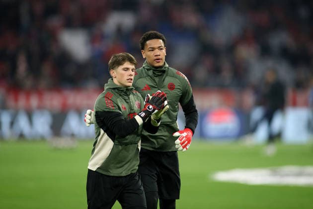 Football, Men, Champions League, Season 2025 2026, FC Bayern Munich Atalanta Bergamo, Round of 16 second leg, Allianz Arena Jannis Bärtl Baertl FC Bayern Munich left with Leonard Prescott FC Bayern Munich right warming up