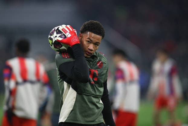 Football, Men, Champions League, Season 2025 2026, FC Bayern Munich Atalanta Bergamo, Round of 16 second leg, Allianz Arena Leonard Prescott FC Bayern Munich with a ball in his right hand, here warming up