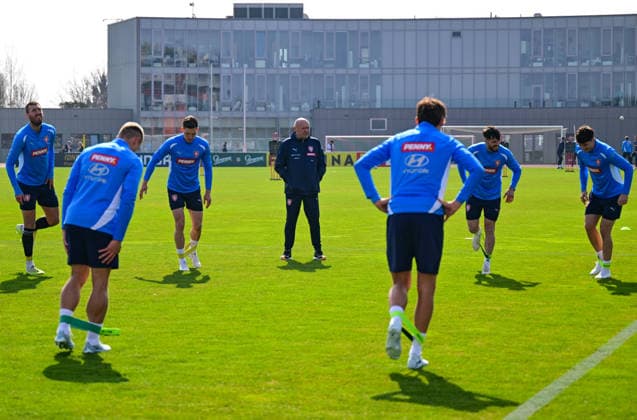 A first part of the Czech national football team has started its preparation for the World Cup play-offs in Prague, Czech Republic, on March 19, 2026. In the middle is seen head coach Miroslav Koubek during a training session. (CTKxPhoto RomanxVondrous) CTKPhotoP2026031904217  CTKPhotoP2026031904217